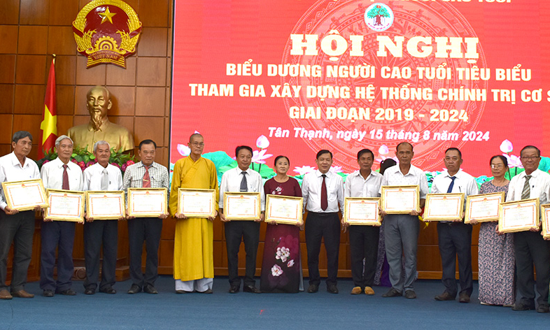 Tân Thạnh biểu dương Người cao tuổi tham gia xây dựng hệ thống chính trị cơ sở 