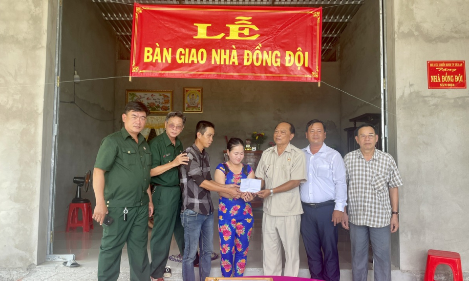 Tân Hưng bàn giao “Nhà Đồng đội”