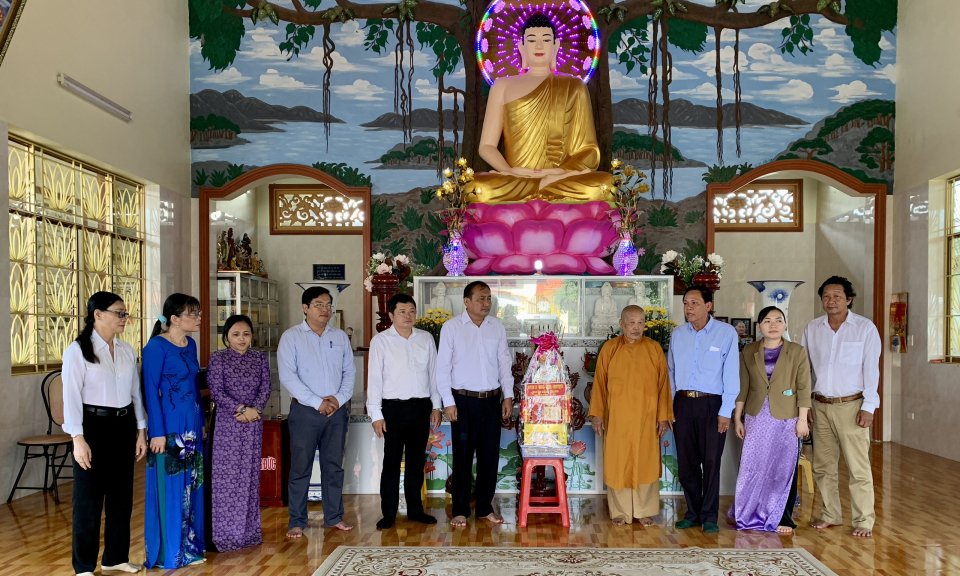 Lãnh đạo huyện Châu Thành thăm các cơ sở thờ tự nhân dịp Rằm tháng 7