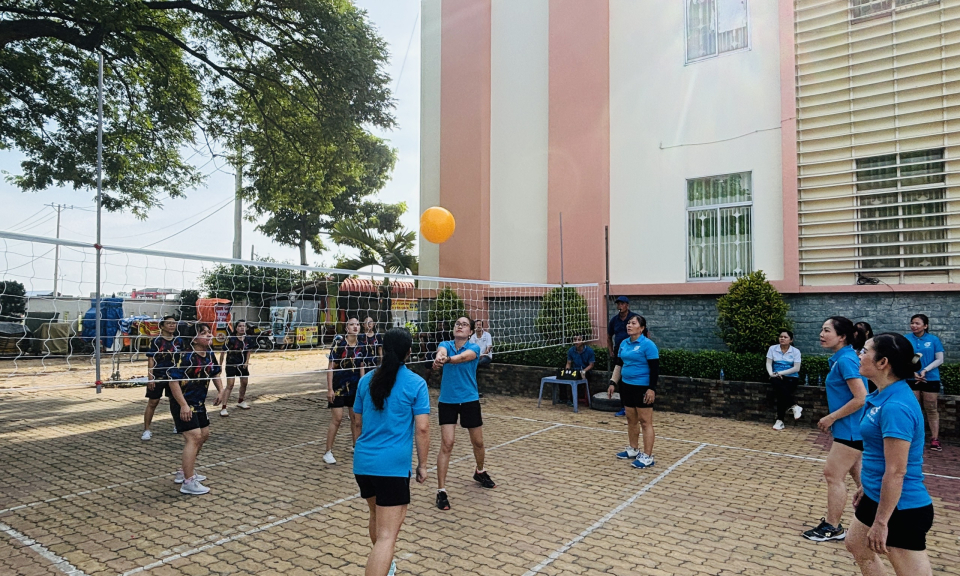 Đức Hòa giao lưu bóng chuyền hơi nữ 