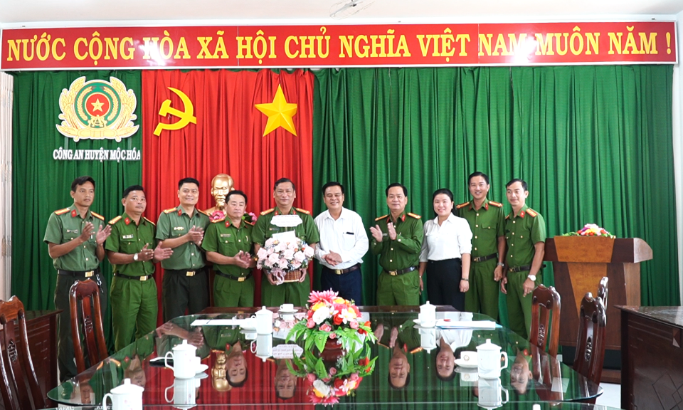Huyện uỷ Mộc Hoá thăm, chúc mừng nhân Ngày truyền thống lực lượng Công an Nhân dân 