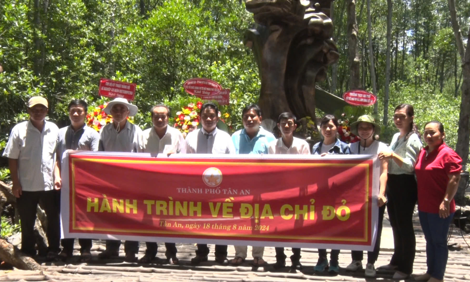 Thành phố Tân An: “Hành trình về địa chỉ đỏ” tại Di tích chiến khu Rừng Sác