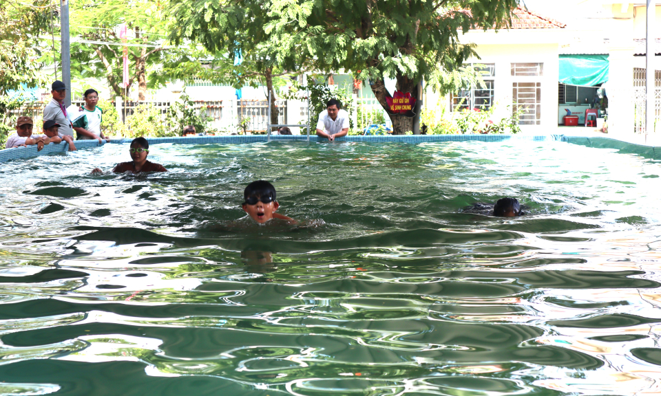 Bế mạc lớp dạy bơi và kỹ năng phòng, chống đuối nước cho trẻ em huyện Bến Lức