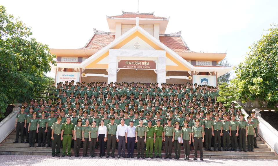 Học viên Trường Cao đẳng An ninh Nhân dân I  hoạt động thực tế tại huyện Tân Trụ