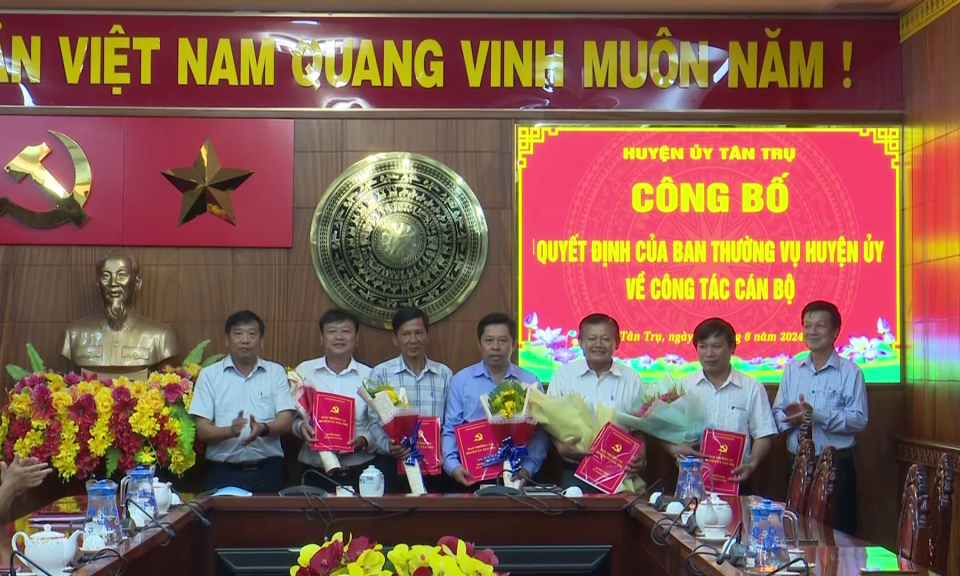 Tân Trụ công bố các quyết định về công tác cán bộ