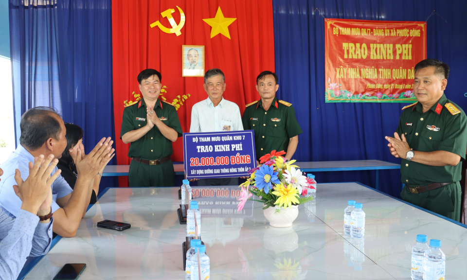 Bộ tham mưu Quân khu 7 trao kinh phí xây nhà Tình nghĩa quân dân tại Cần Đước