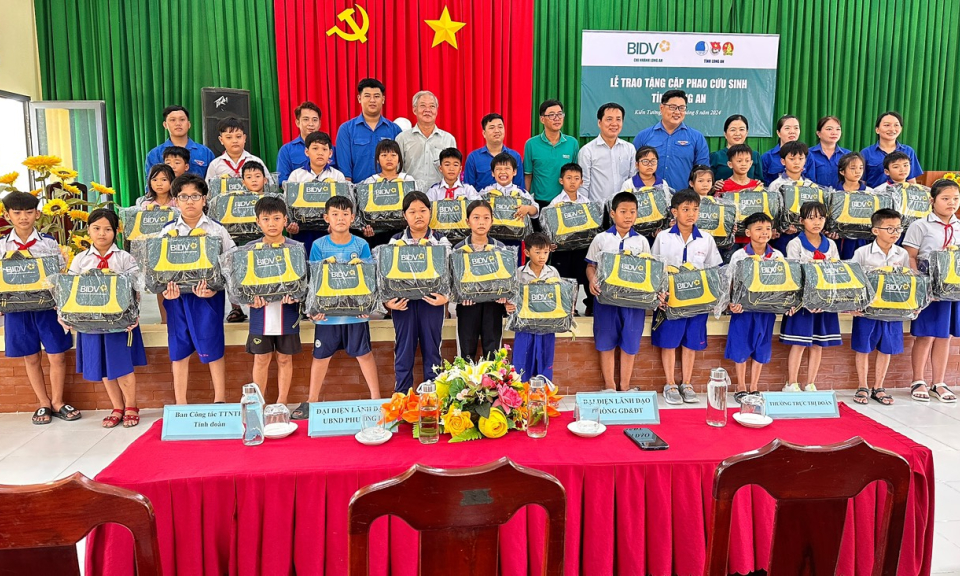  Kiến Tường: 120 học sinh được tặng cặp phao cứu sinh