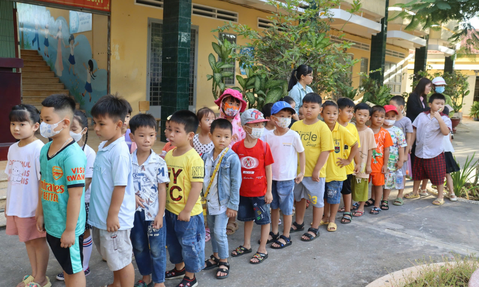 Học sinh lớp 1 ở Cần Đước nô nức vào năm học mới