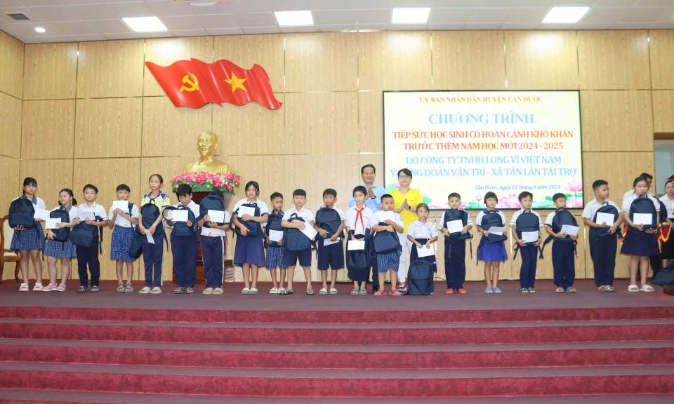Cần Đước trao quà 160 triệu đồng cho học sinh có hoàn cảnh khó khăn