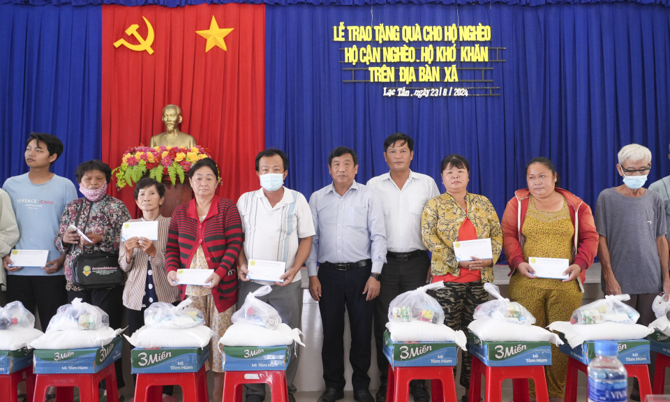 Tân Trụ trao tặng 55 phần quà cho các gia đình có hoàn cảnh khó khăn
