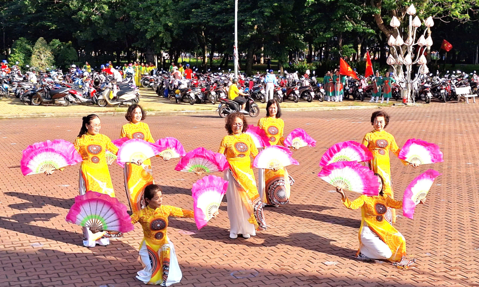 Thành phố Tân An đồng diễn dân vũ mừng kỷ niệm 15 năm thành lập thành phố