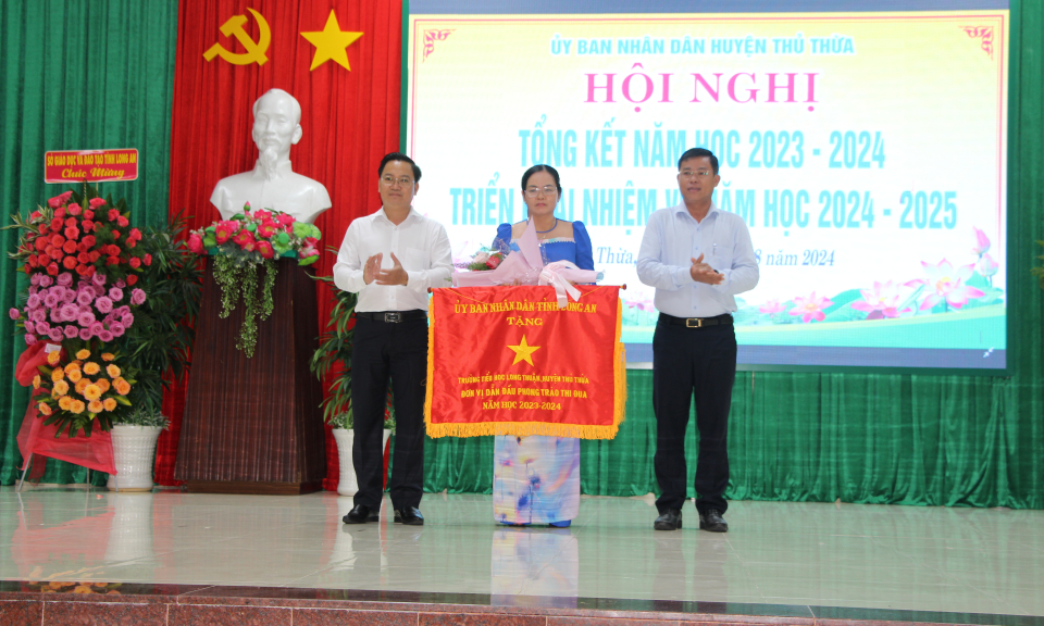Thủ Thừa năm học 2023 - 2024 có 14 tập thể và 197 cá nhân nhận giấy khen của UBND huyện