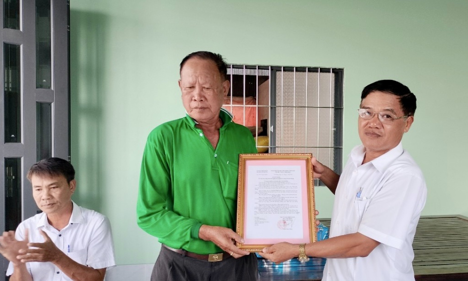 Tân Hưng trao tặng nhà Tình nghĩa cho người có công