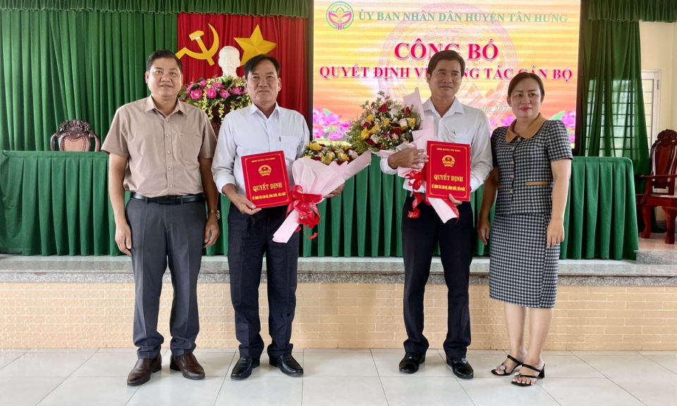Tân Hưng công bố quyết định về công tác cán bộ
