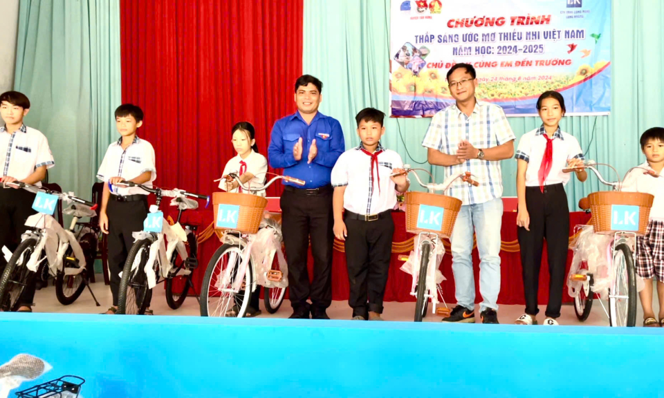 Huyện đoàn Tân Hưng tổ chức Chương trình thắp sáng ước mơ thiếu nhi