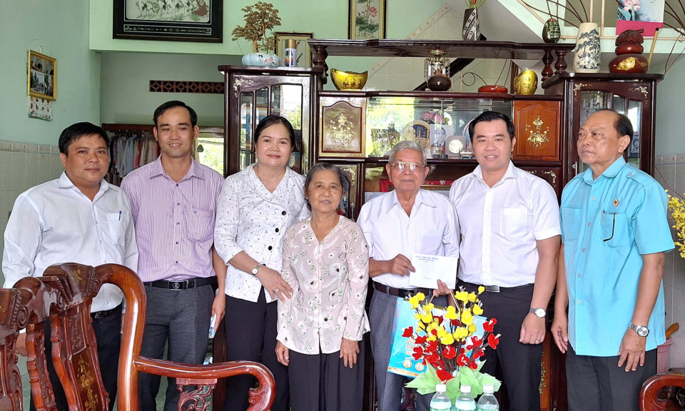 Chủ tịch UBND thành phố Tân An đến thăm gia đình chính sách