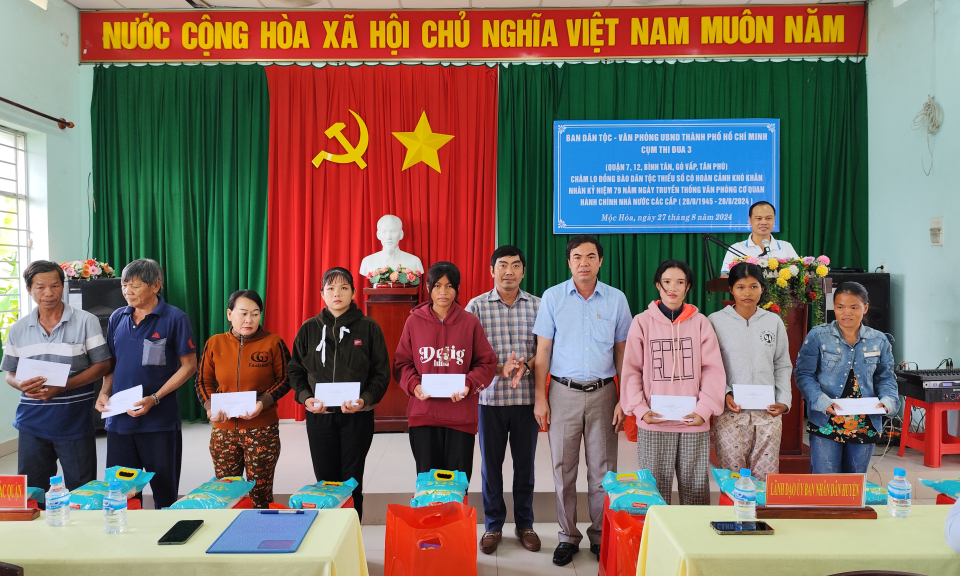 Ban Dân tộc UBND Thành phố Hồ Chí Minh thăm, tặng quà đồng bào dân tộc thiểu số khó khăn tại huyện Mộc Hóa