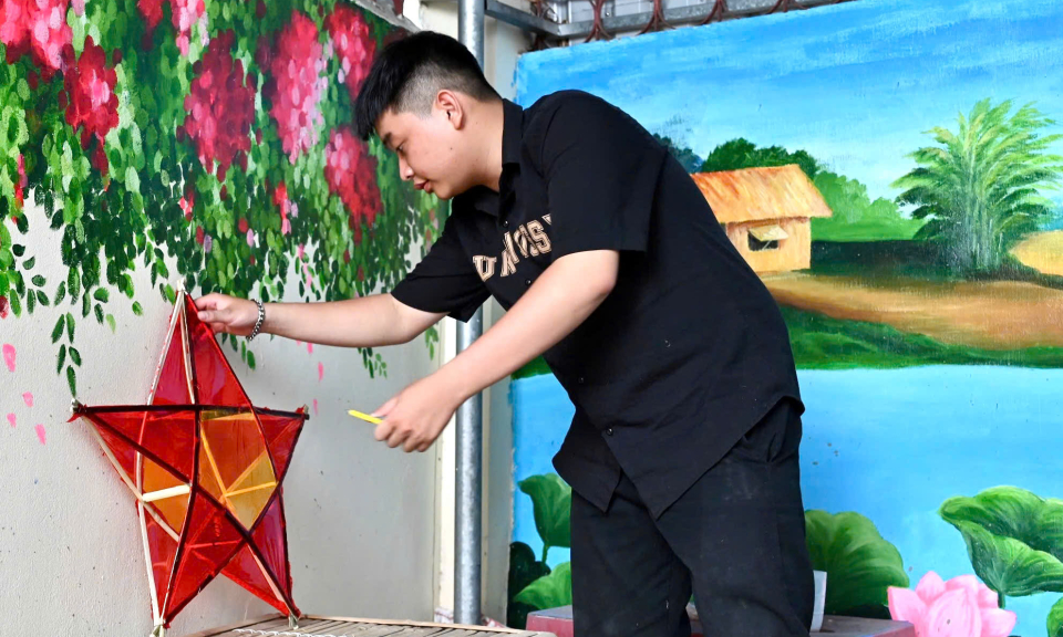 Bến Lức thanh niên tự tay làm lồng đèn tặng trẻ em nhà trọ có hoàn cảnh khó khăn