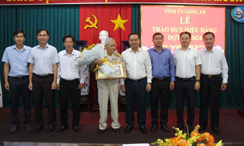 Thủ Thừa: Bí thư Tỉnh ủy Long An dự trao huy hiệu 65 năm tuổi đảng cho đảng viên Nguyễn Văn Phải