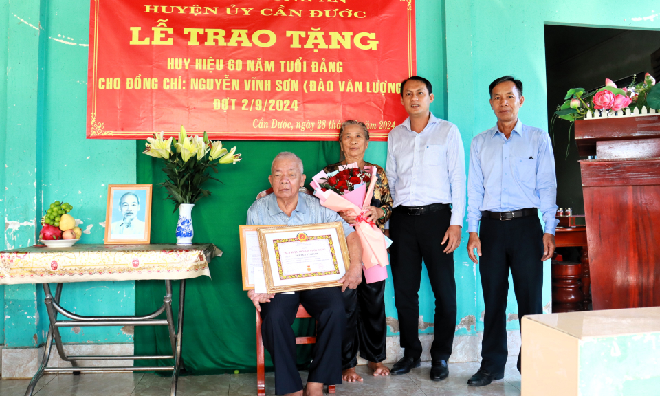 Huyện ủy Cần Đước trao huy hiệu 60 năm tuổi Đảng cho đảng viên Nguyễn Vĩnh Sơn