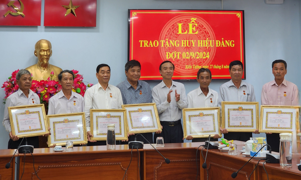 Kiến Tường trao Huy hiệu Đảng đợt 2/9