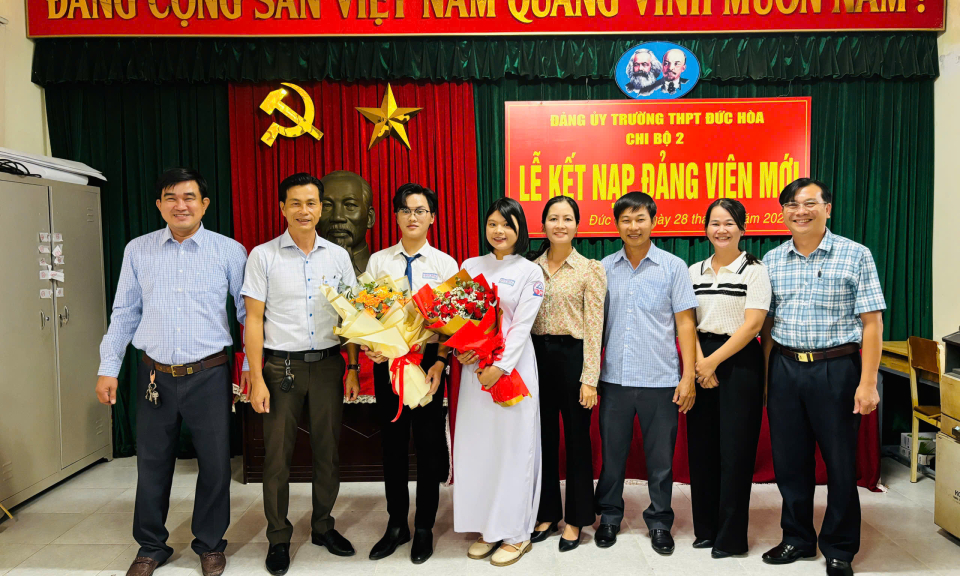 Kết nạp đảng cho đoàn viên ưu tú trường THPT Đức Hòa