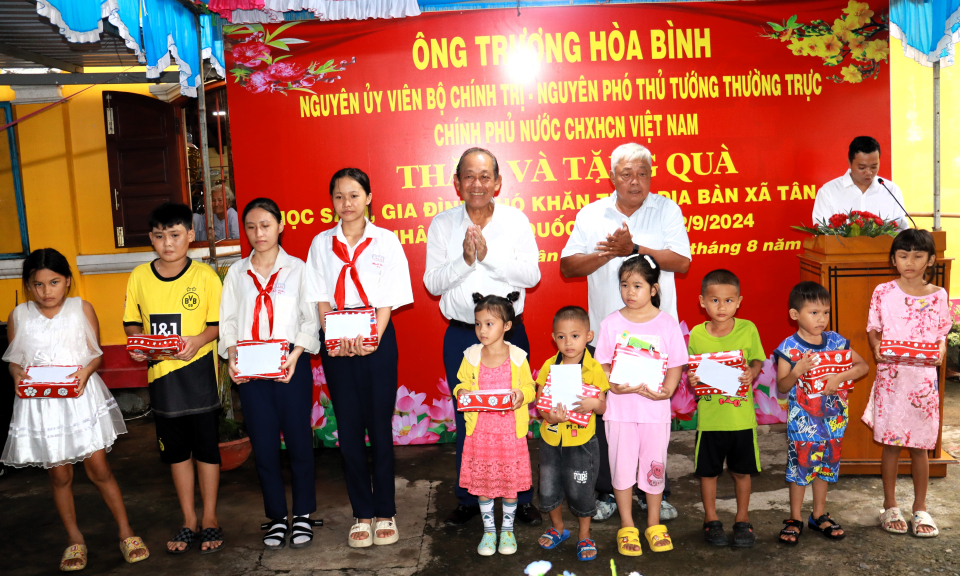 Nguyên Phó Thủ tướng - Trương Hòa Bình tặng quà học sinh, gia đình khó khăn xã Tân Lân huyện Cần Đước