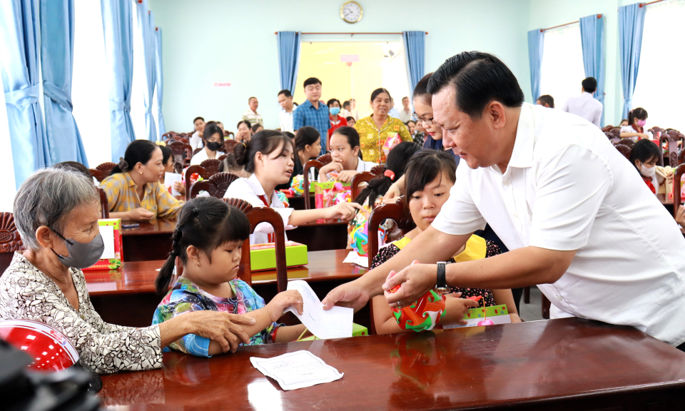 Phó Chủ tịch UBND tỉnh tặng quà Trung thu cho trẻ em có hoàn cảnh khó khăn