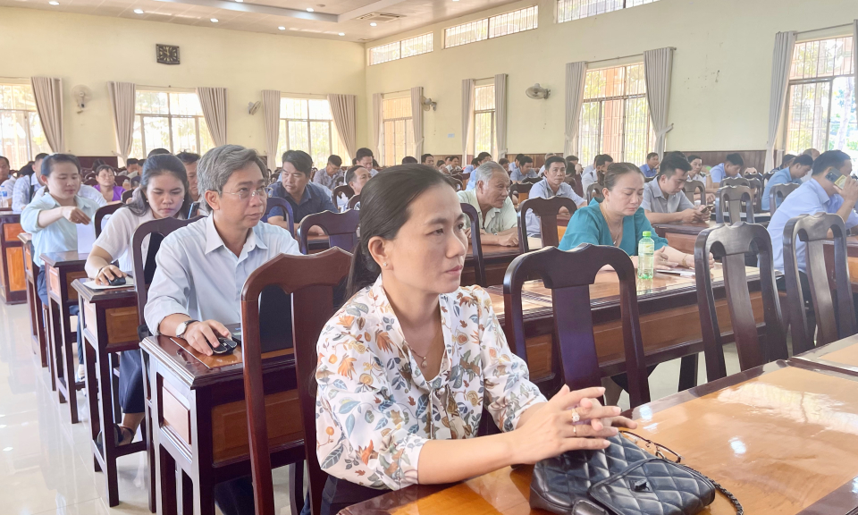 Tân Hưng tập huấn tuyên truyền tiểu dự án giảm nghèo về thông tin