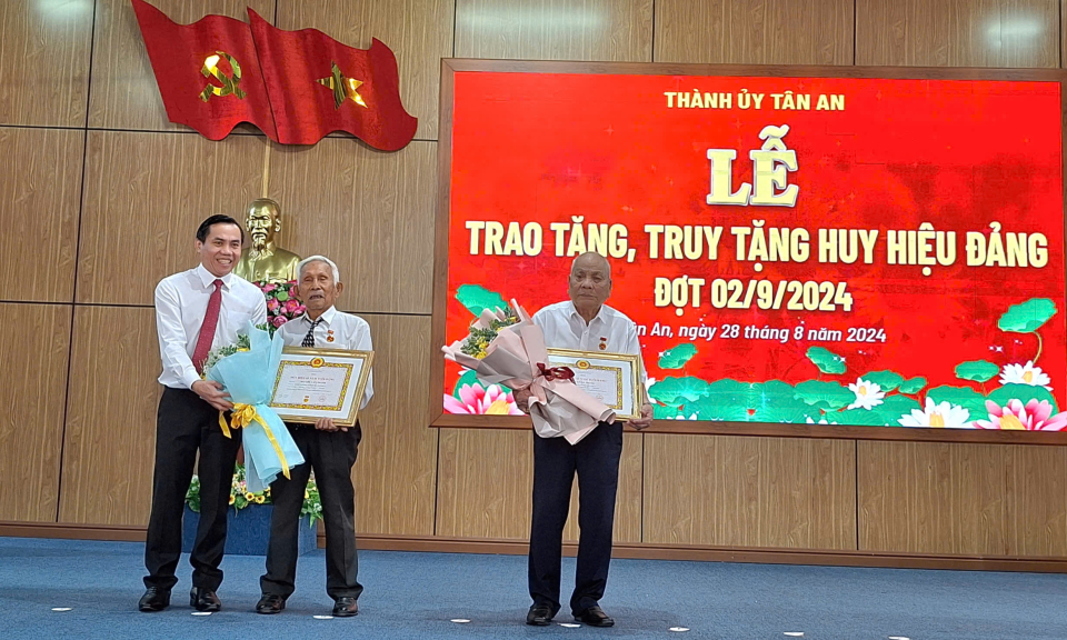 Thành ủy Tân An trao tặng, truy tặng Huy hiệu Đảng đợt 02/9