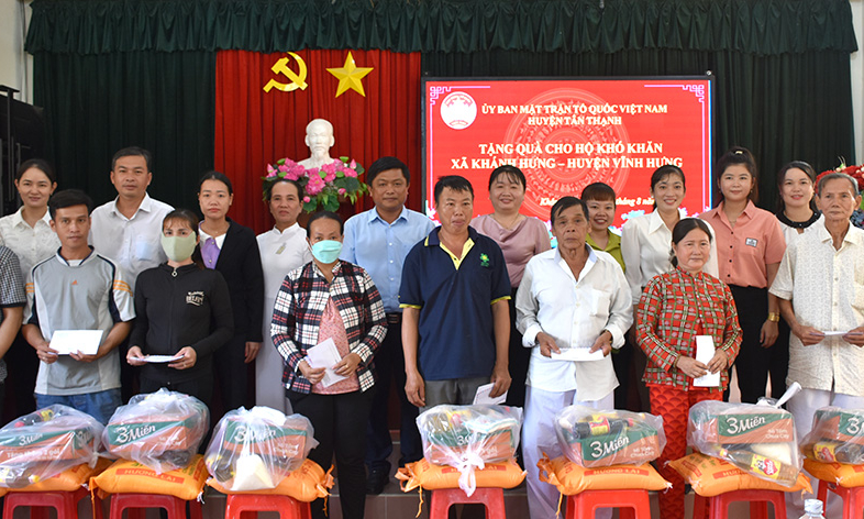 Tân Thạnh thăm, tặng quà các hộ dân có hoàn cảnh khó khăn khu vực biên giới