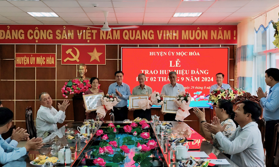 Huyện ủy Mộc Hóa trao Huy hiệu Đảng cho 09 đảng viên