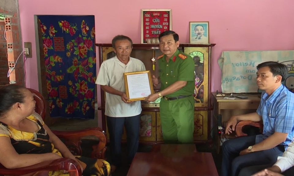 Vĩnh Hưng trao nhà Tình thương cho hộ nghèo