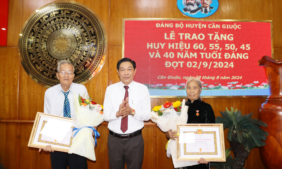 Huyện ủy Cần Giuộc trao Huy hiệu Đảng đợt 2/9