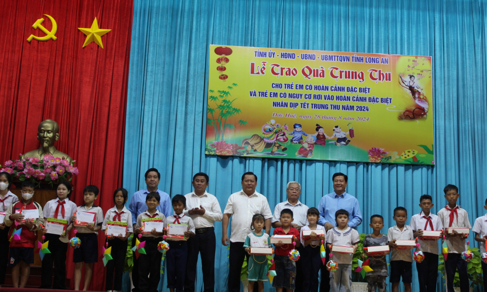 Phó Chủ tịch UBND tỉnh - Huỳnh Văn Sơn tặng quà trung thu cho trẻ em tại Đức Huệ
