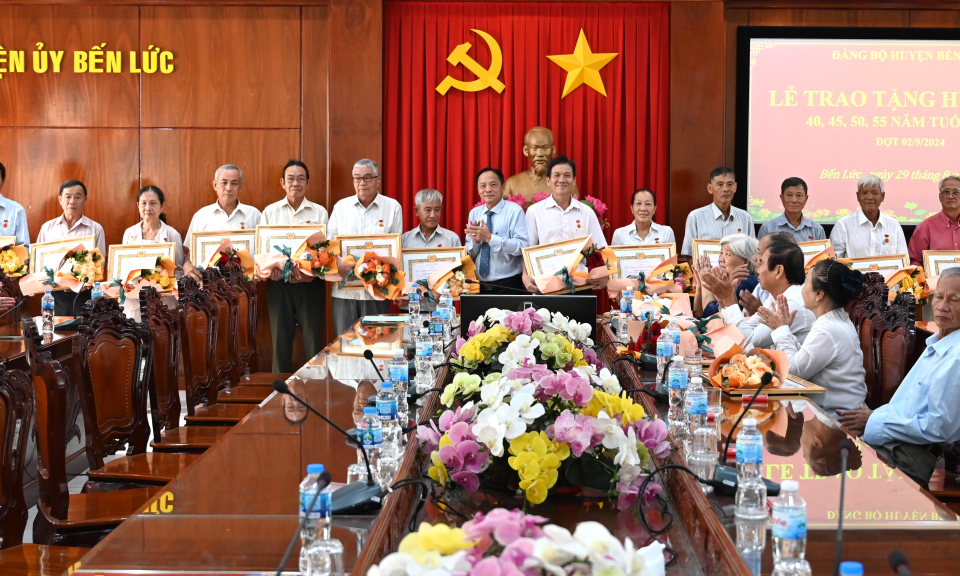 Bến Lức trao huy hiệu Đảng cho 20 đảng viên cao niên