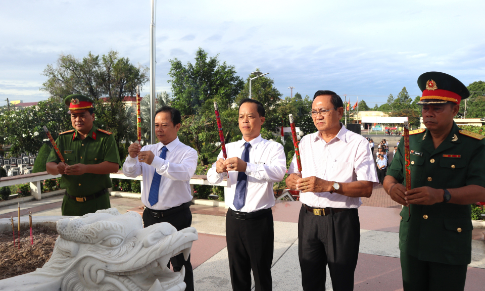 Lãnh đạo huyện Bến Lức viếng Nghĩa trang liệt sĩ 