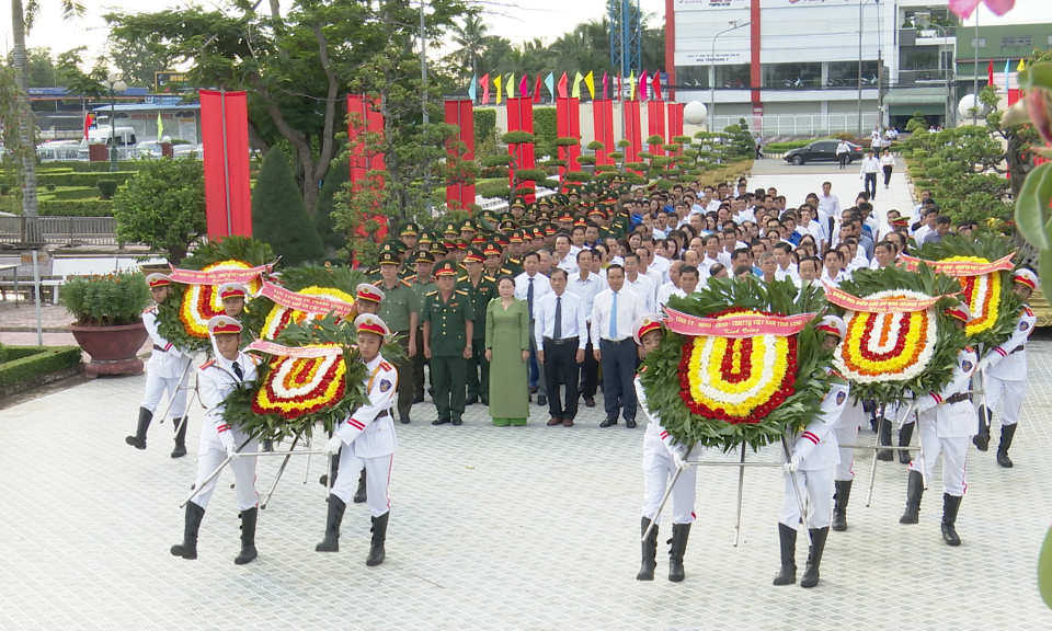 Lãnh đạo tỉnh viếng Nghĩa trang liệt sĩ nhân kỷ niệm 79 năm ngày Quốc khánh 2/9