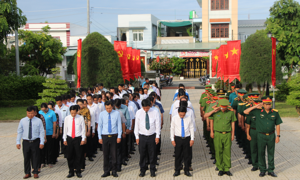Thủ Thừa viếng Đài tưởng niệm liệt sĩ huyện 