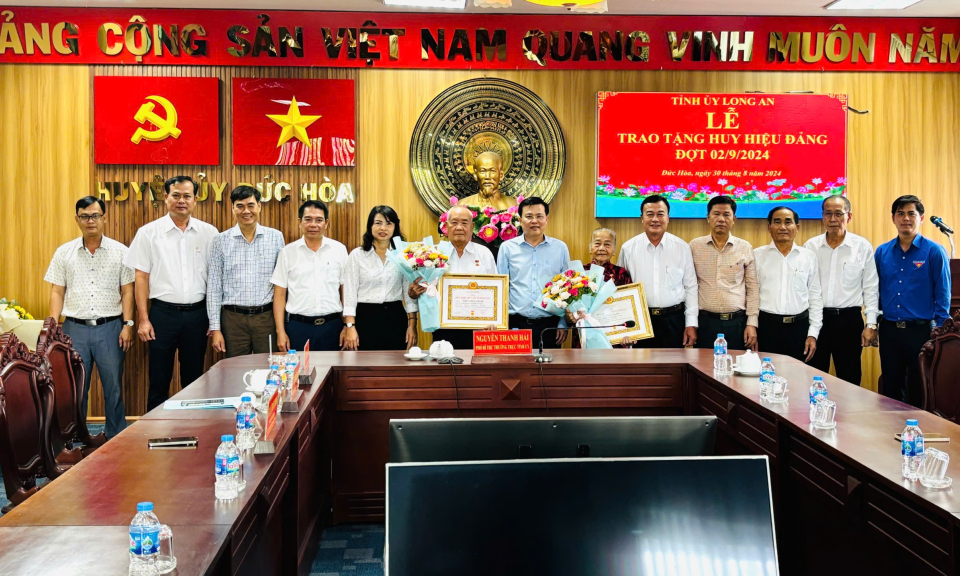 Tỉnh ủy trao Huy hiệu Đảng các đảng viên cao niên tại huyện Đức Hòa
