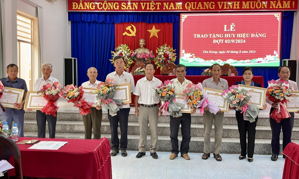 Tân Hưng trao tặng Huy hiệu Đảng (đợt 02/9)