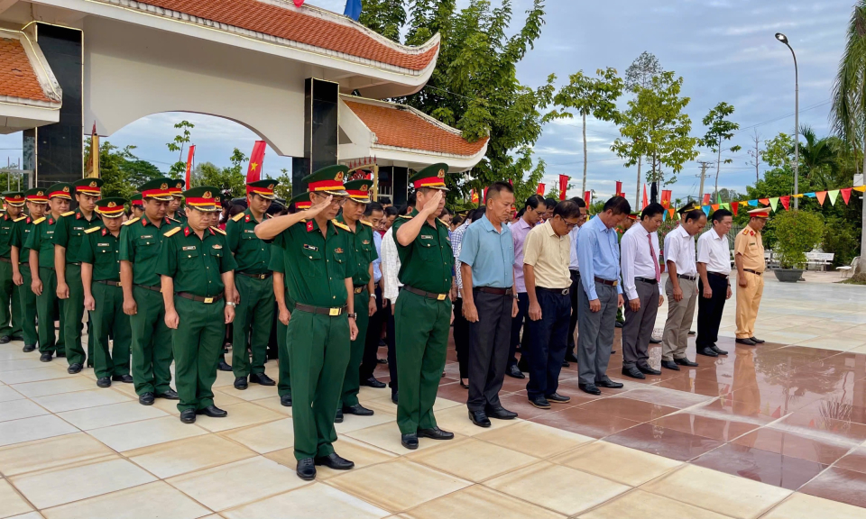 Tân Hưng tổ chức viếng Nhà bia ghi tên liệt sĩ huyện nhân Quốc khánh 2/9