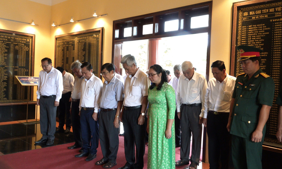 Lãnh đạo huyện Châu Thành dâng hương tưởng niệm các Mẹ Việt Nam anh hùng 