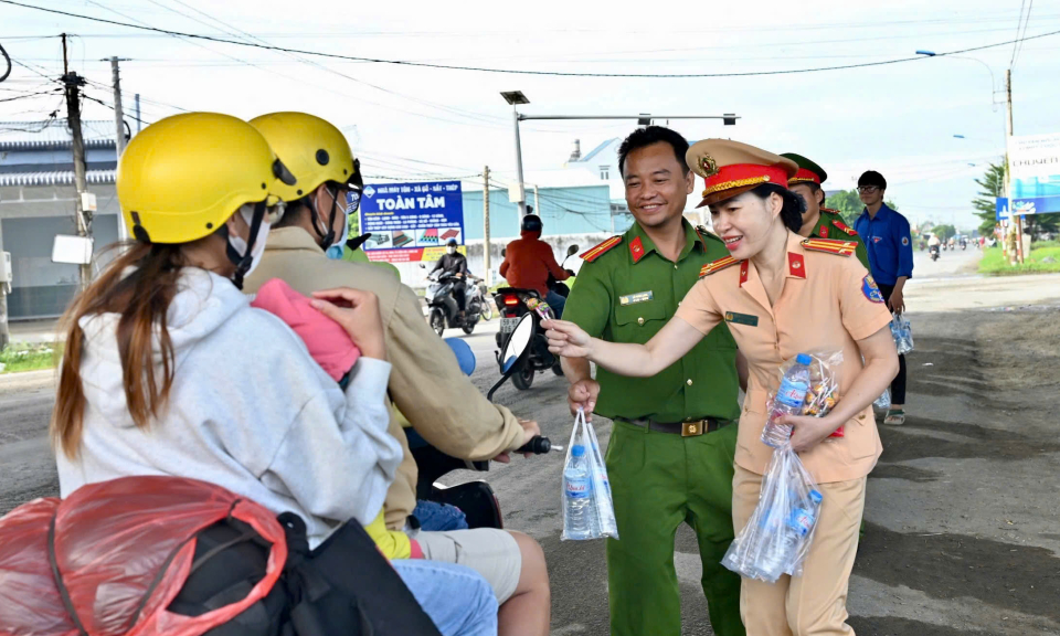 Công an huyện Bến Lức tiếp sức người dân về quê nghỉ lễ Quốc khánh 2/9