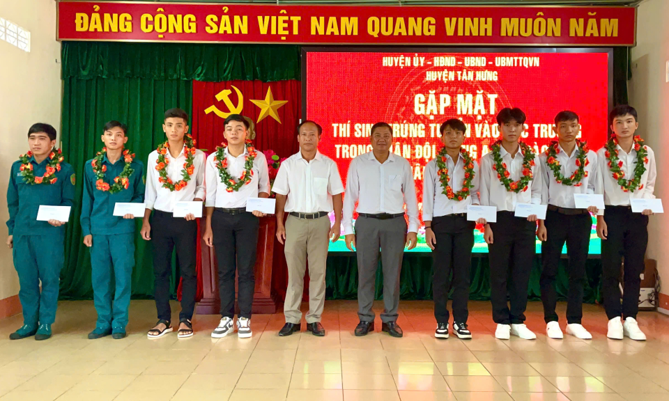 Tân Hưng gặp mặt thí sinh trúng tuyển vào các trường Quân đội, Công an năm 2024