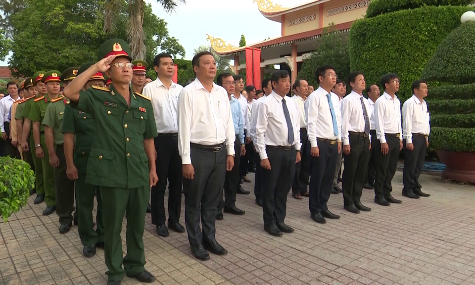 Tân Trụ tổ chức viếng nghĩa trang liệt sĩ liên huyện Tân Trụ - Châu Thành 