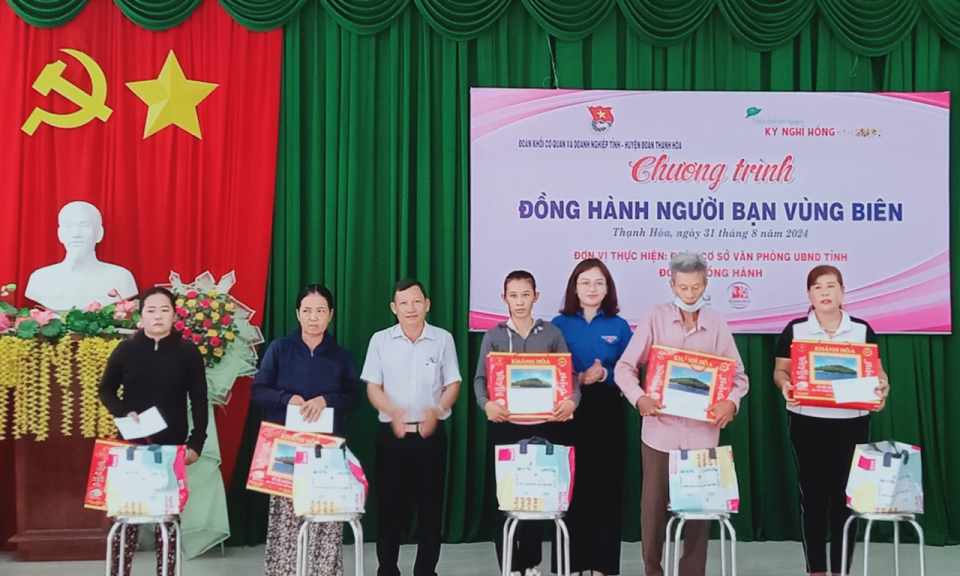 Văn phòng UBND tỉnh: “Đồng hành người bạn vùng biên” tại Thạnh Hóa