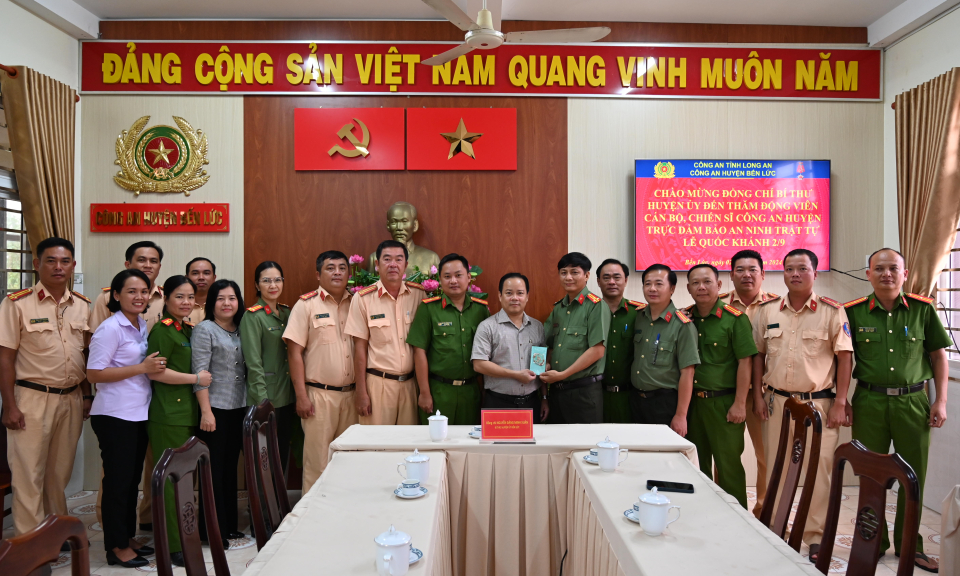 Bí thư Huyện ủy Bến Lức thăm, động viên các đơn vị làm việc xuyên lễ Quốc khánh 2/9