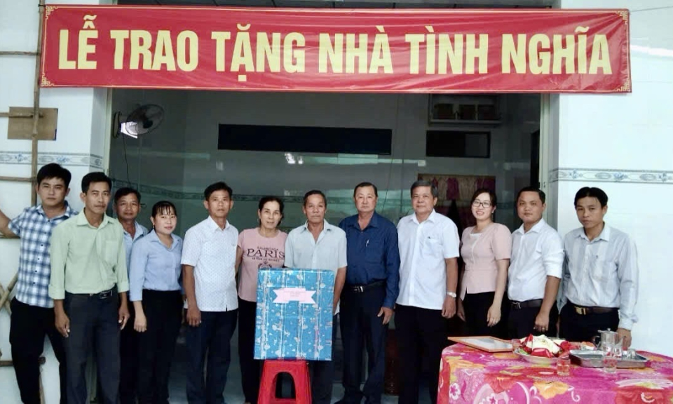Tân Hưng trao tặng nhà Tình nghĩa cho thương binh
