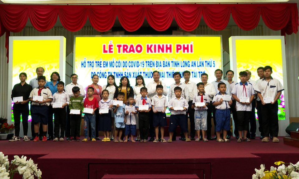 Trao kinh phí hỗ trợ trẻ em mồ côi do Covid - 19 lần thứ 5